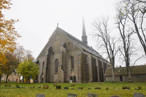 Vadstena Klosterkyrka i sten en disig dag.