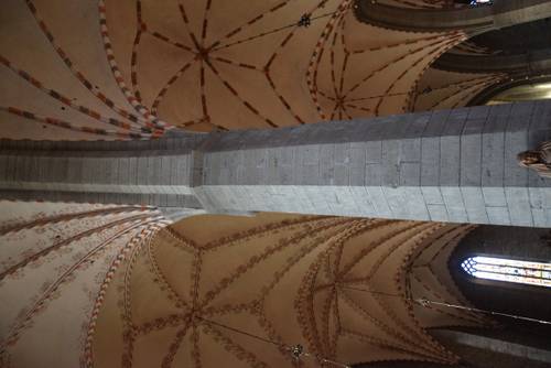 Vackert utformad pelare inuti en Vadstena Klosterkyrka.