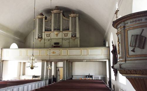 Vacker interiör i en kyrka i Vallerstad.