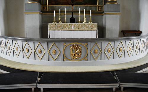 Detaljer vid altaret i en kyrka i Vallerstad.