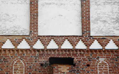 Detaljer på Vendels kyrka i tegel.