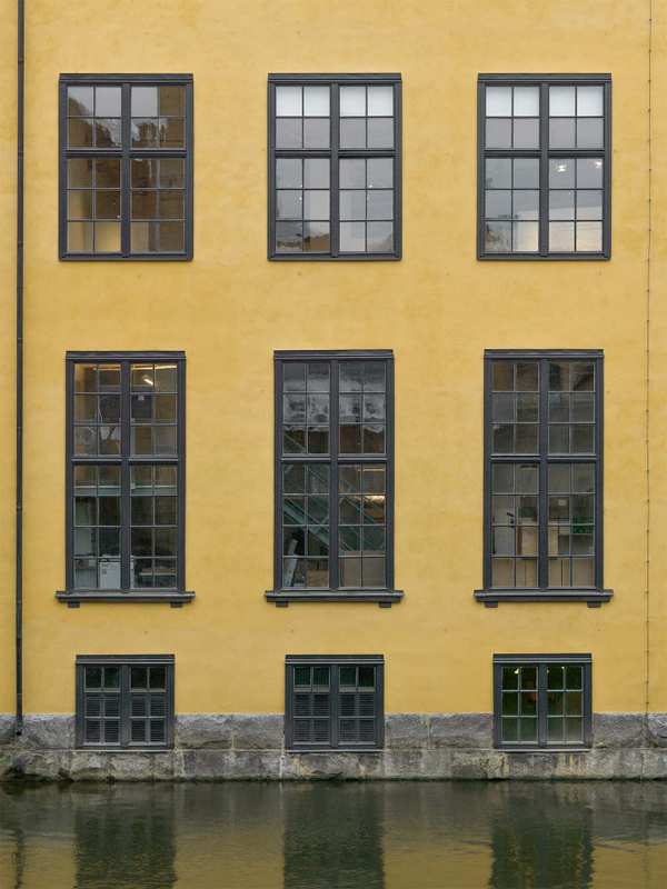 Arbetets museums fasad med fönster.