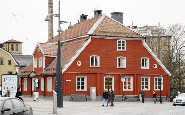 En röd träbyggnad med vita detaljer i Bergslagsgården.