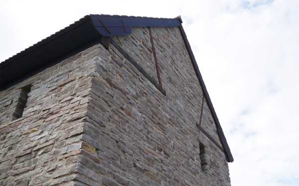 Torn av tegel med ett svart tak på Eketorps borg.