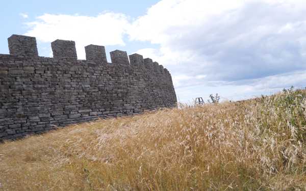 En mur kring Eketorps borg som är rundad