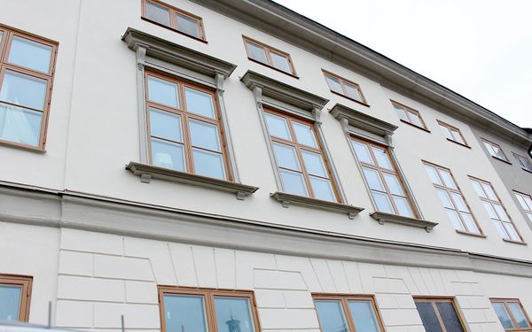 Gamla rådstugan, en vit byggnad med ljusbruna fönsterkarmar.