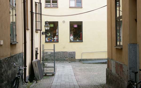En härlig gränd med fasader i gult i Knäppingsborg.