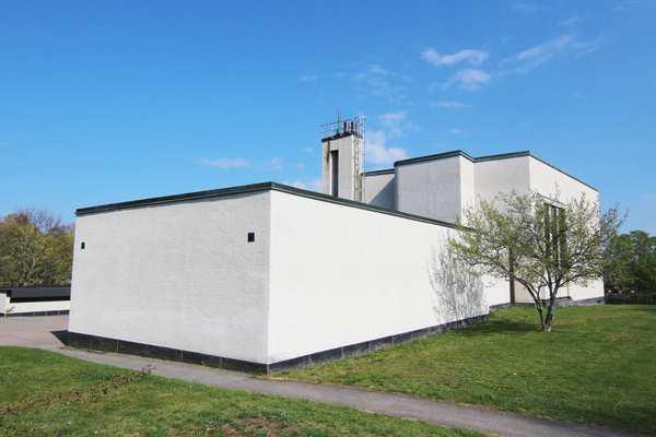 Krematoriet i Norrkoping, en vit byggnad med platt tak.