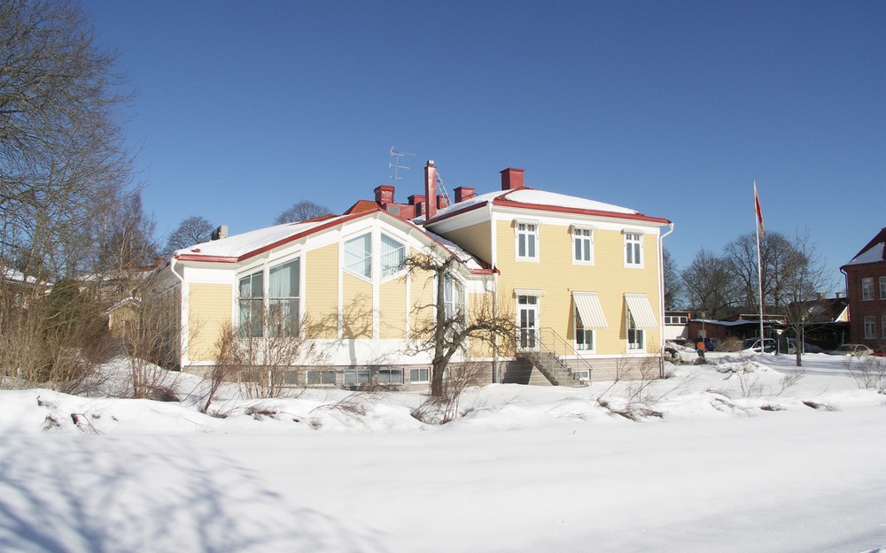 Mariagården, en gul vacker träbyggnad med snö runtomkring.