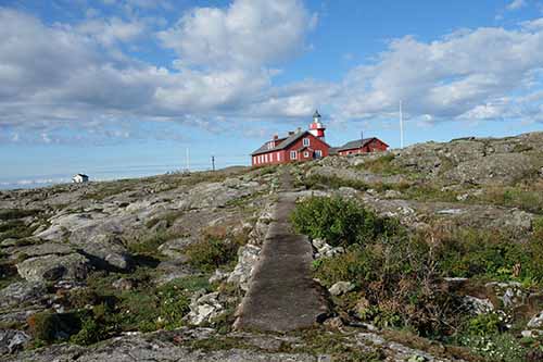 Måseskärs fyr och röda stugor runtom.