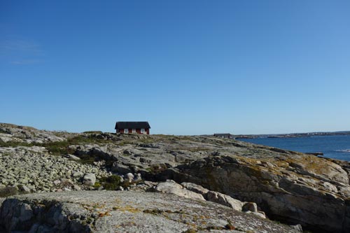 Måseskärs fyr och röda stugor runtom.