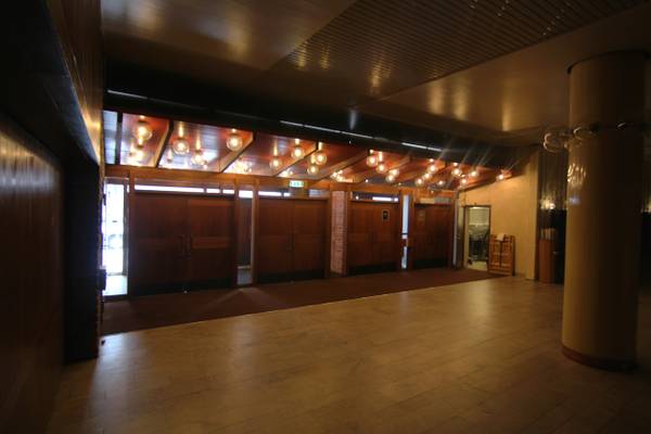 Mörk entré med dov belysning i Medborgarhuset i Örebro.