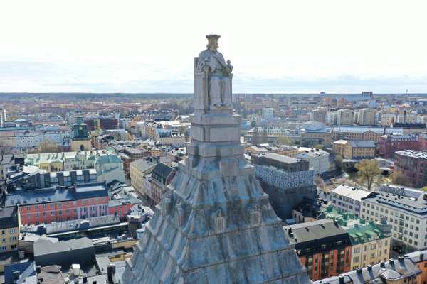 Norrköpings rådhus torn mot bakgrund av takåsar.