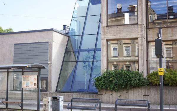 Norrköpings Stadsbibliotek i betong med glaspartier.