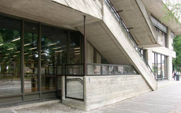 Trappor på Norrköpings Stadsbibliotek byggd i betong med glaspartier.