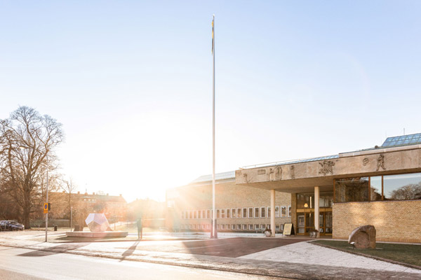 Skylt framför Östergötlands museums huvudbyggnad Linköping.
