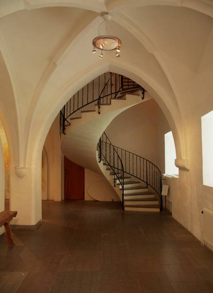 En spiral trappa med ett svart räcke till Vadstena kloster.