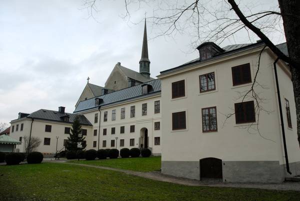 Vadstena kloster med flera fönster i röd färg.