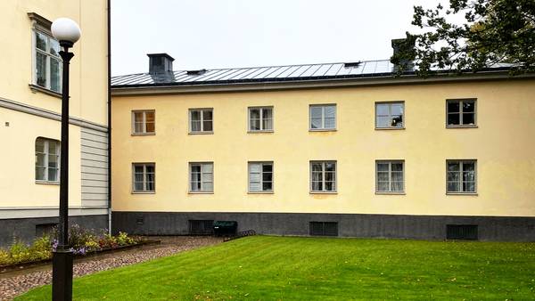 Vänersborgs residens, byggnad med svart plåttak.