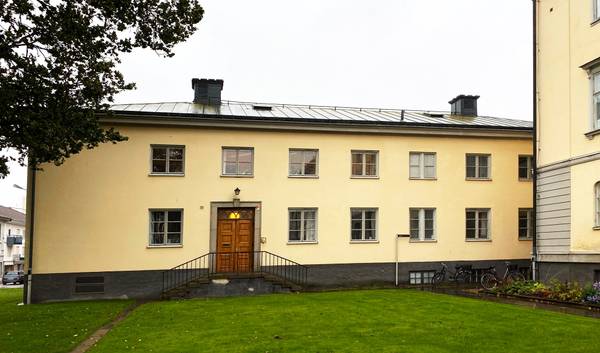 Vänersborgs residens med gräsmatta utanför.