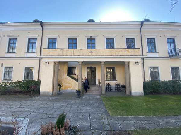 Stort rött hus uppe på en kulle i Växjö residens.