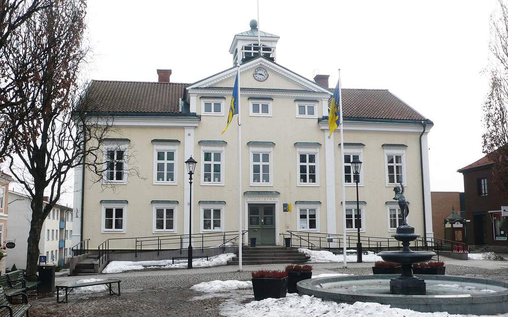 Vimmberbys rådhus med en exteriör som är ljusgul/beige, vit och svart.