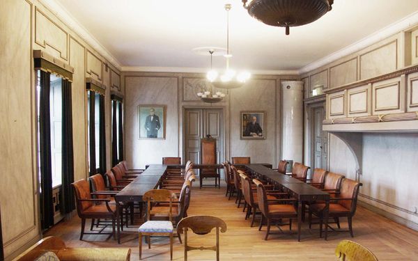 Sal i Vimmerby rådhus med gammal inredning, långa bord och massor av platser.