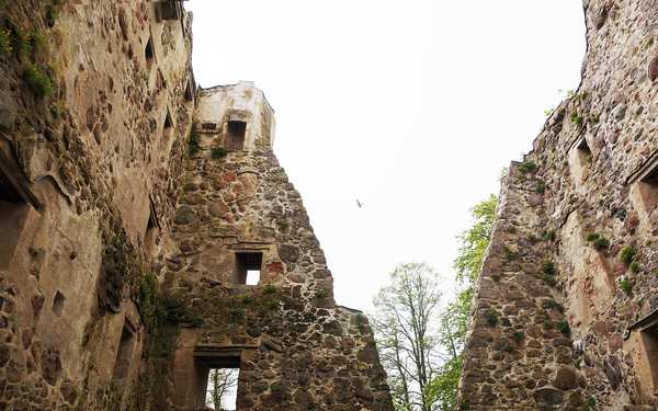 Bergkvara ruin med stenar.