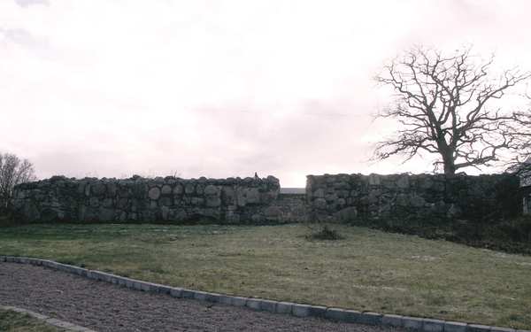 En grå stenmur i Björnöhus ruin