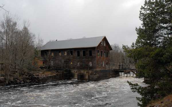 Brunt trähus vid Emsfors kraftverk.