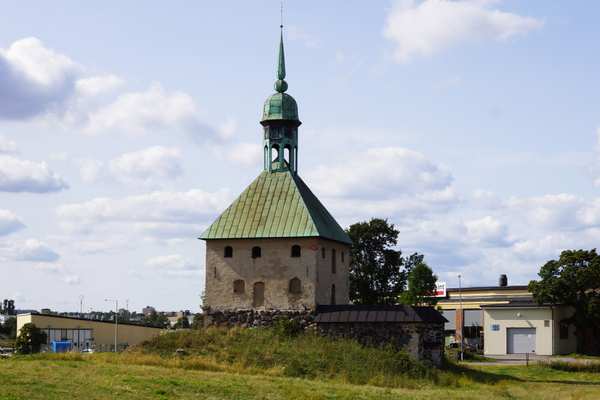 Ett torn på Johannesborg med grönt tak bland grönska