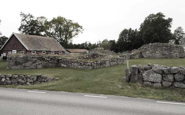 Kronobäcks klosterruin med en väg bredvid.