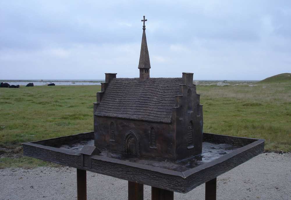 S:t Johannes kyrka på en bricka i naturen.