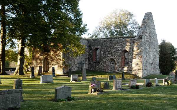  Västra Ed slottsruin och flera gravstenar.