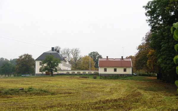 Vitt/beige hus i Åkerholm format som ett L.