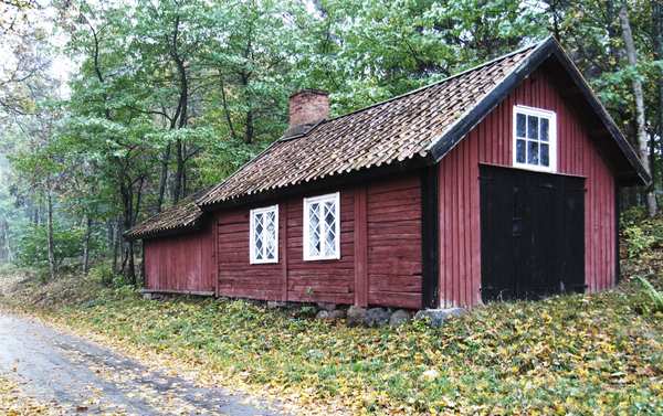 Ett rött trähus på Åkerholm.