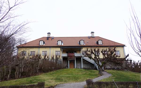 Gul trävilla med orange tak på Ånhammar.
