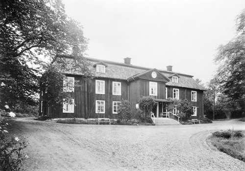 Äldre hus på Björkviks herrgård, i svartvitt.