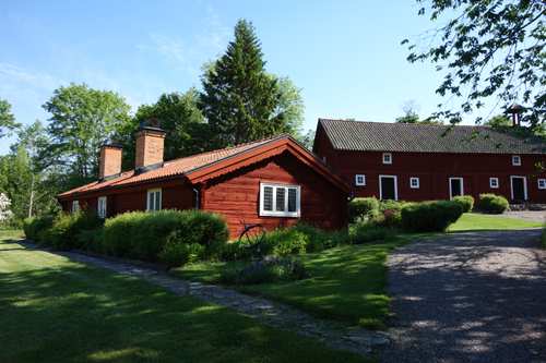 Björkviks herrgård med grönska.
