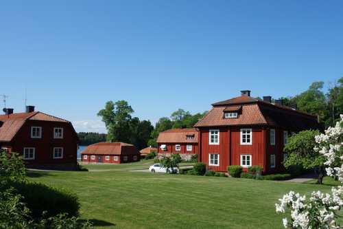 Björkviks herrgård med gräsmatta runtomkring.