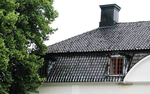 Svart tak med takplattor på Broxvik.