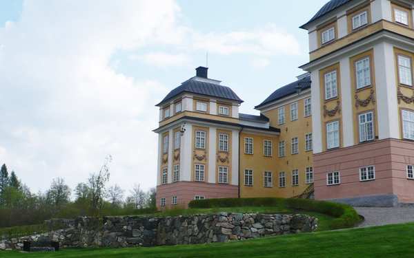Ericsbergs slott med flera torn med svart tak.
