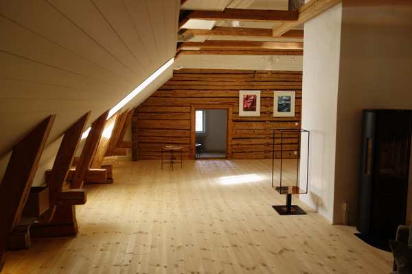 Ett rum med trägolv och träväggar vid Föllingsö