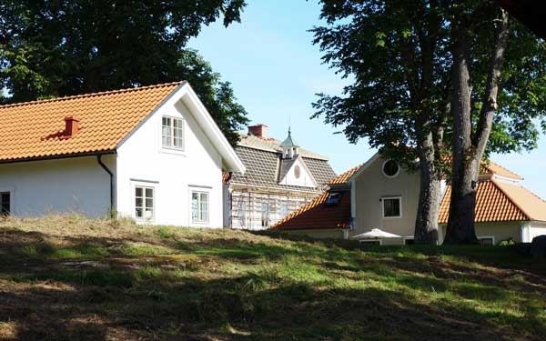 Tre äldre hus på Frängsäter varav ett byggt om.