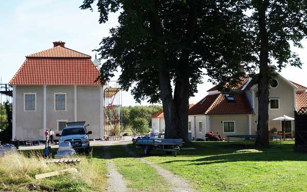 Två äldre hus på Frängsäter med grönska.