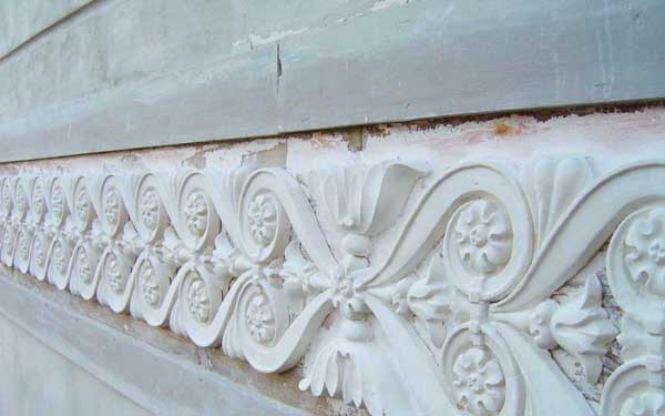 Stukaturer på en fasad som renoveras på Hulta säteri.