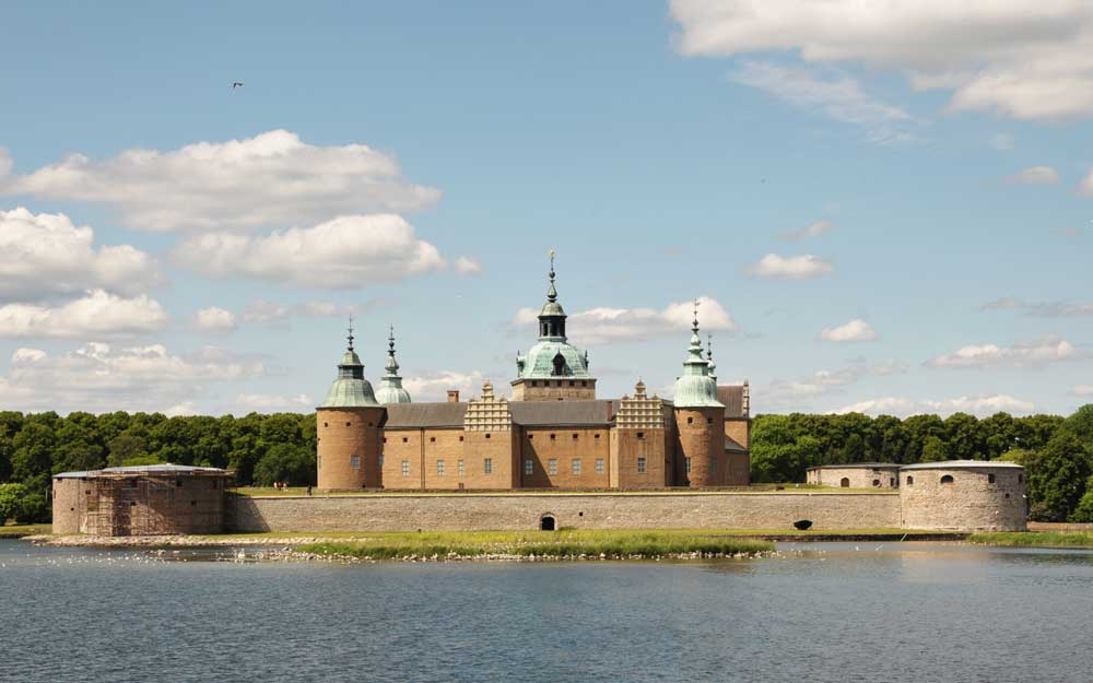 Kalmar slott från vattnet.