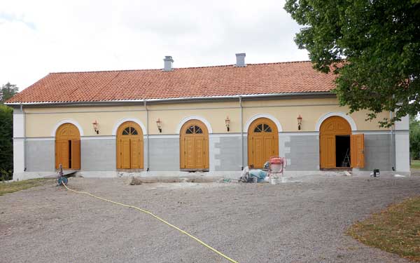 Ett stall i renoveringsbehov på Kvistrum.
