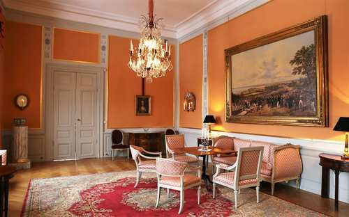 Ett orange rum i Linköpings slott.