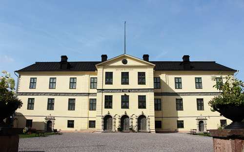 Löfstad slott i beige färg och många fönster.